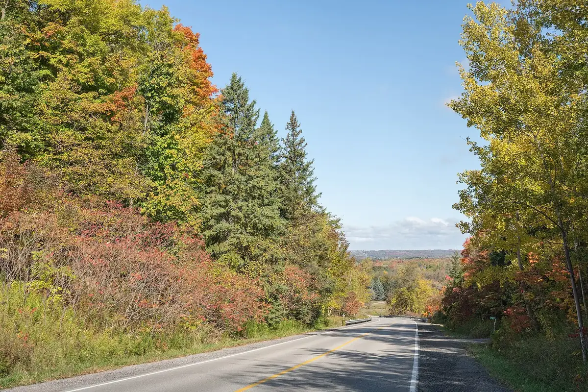 Autumn colour along the 5th Sideroad in Bradford West Gwillimbury